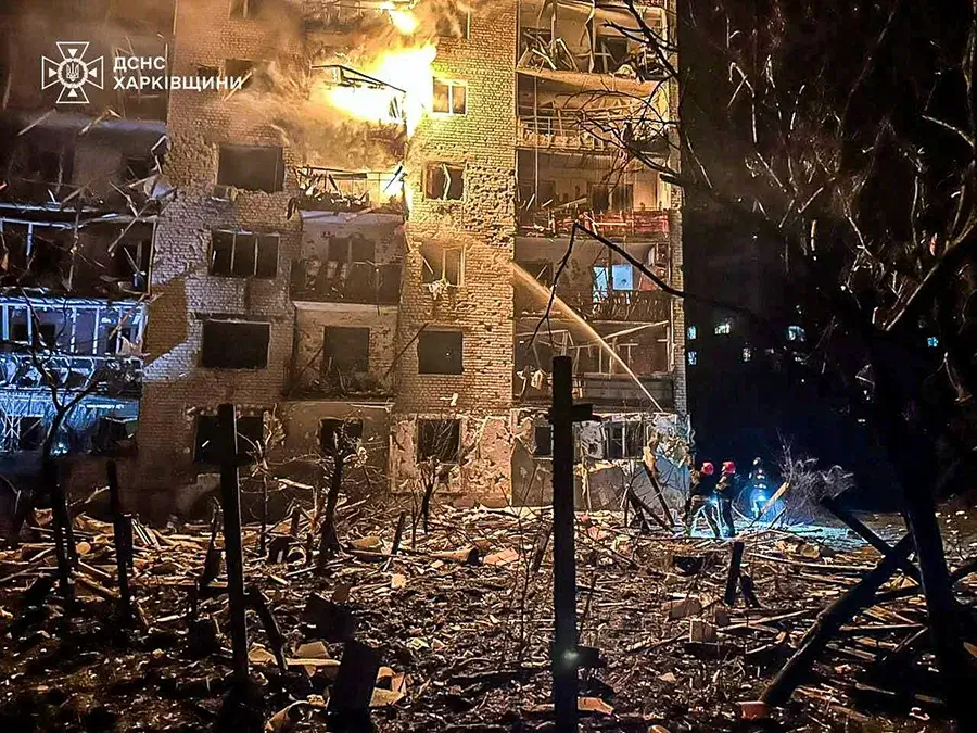 Bomberos trabajan en el lugar donde un misil ruso ha impactado en un edificio de apartamentos, en medio del ataque de Rusia a Ucrania, en la localidad de Balakliia, región de Járkov, Ucrania, en esta imagen difundida el 17 de noviembre de 2025 - PHOTO/ Servicio de prensa del Servicio Estatal de Emergencias de Ucrania en la región de Járkov via REUTERS