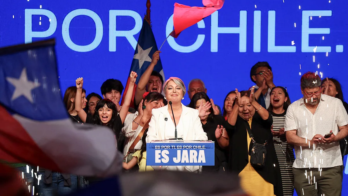 <p>Jeannette Jara, candidata presidencial de la coalición izquierdista gobernante y miembro del Partido Comunista, observa mientras se dirige a sus seguidores tras los primeros resultados de las elecciones presidenciales, en Santiago de Chile, el 16 de noviembre de 2025 - REUTERS/ PABLO SANHUEZA </p>
