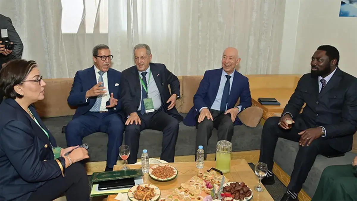 Mamadou Tangara (primero por la dcha.) junto a otros participantes en el Foro MD Sahara, durante uno de los recesos - PHOTO: MD Sahara