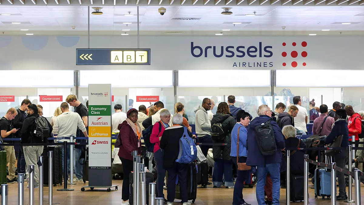 <p>Viajeros en el aeropuerto de Bruselas, tras su cierre temporal y reapertura después de que el servicio de control del tráfico aéreo belga informara del avistamiento de un dron, en Zaventem, Bélgica, el 5 de noviembre de 2025 - REUTERS/ YVES HERMAN </p>

