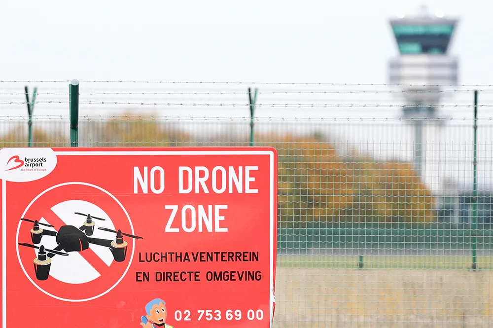 <p>Cartel de “Zona libre de drones” en el Aeropuerto Internacional de Bruselas, en Zaventem, el día de una reunión de emergencia de funcionarios y expertos del Gobierno belga, tras los avistamientos de drones que provocaron el cierre del Aeropuerto de Bruselas, en Zaventem, Bélgica, el 6 de noviembre de 2025 - REUTERS/ YVES HERMAN </p>
