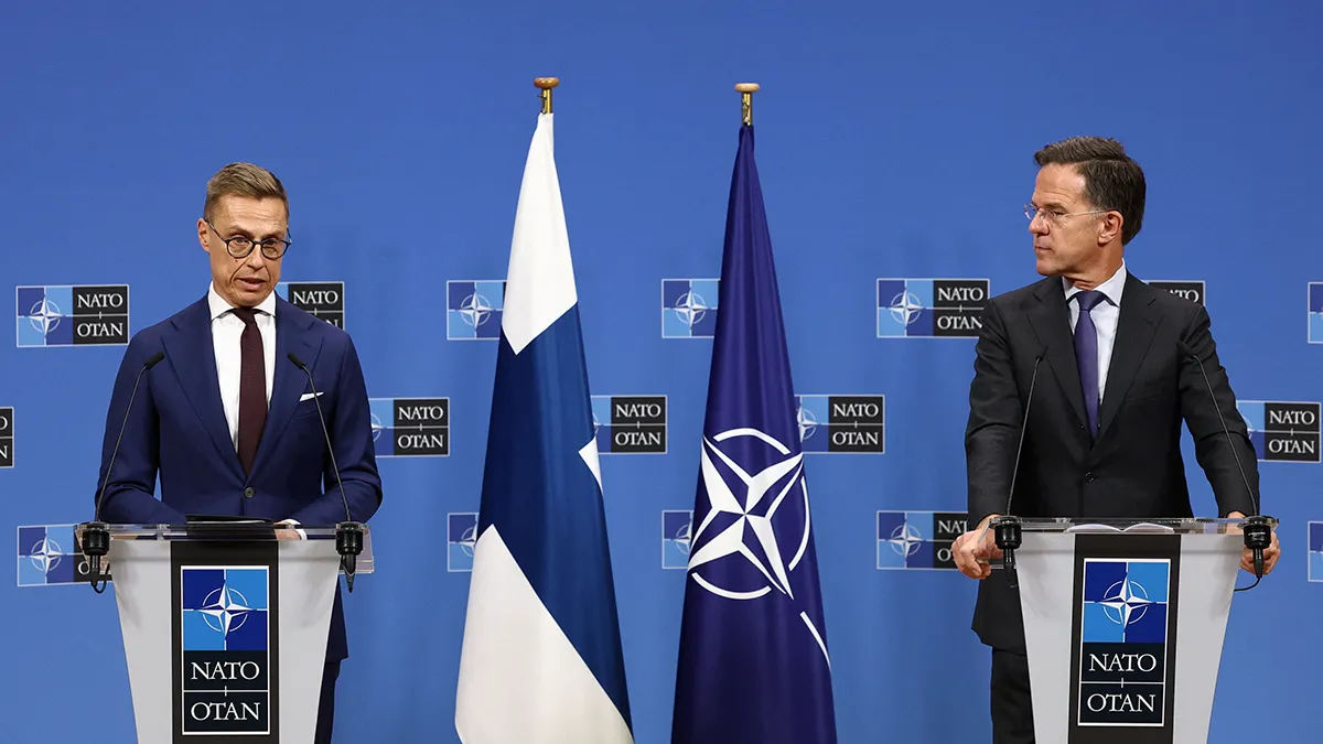 <p>El presidente de Finlandia, Alexander Stubb, y el secretario general de la OTAN, Mark Rutte, asisten a una rueda de prensa conjunta en Bruselas, Bélgica, el 17 de noviembre de 2025 - REUTERS/ YVES  HERMAN</p>
