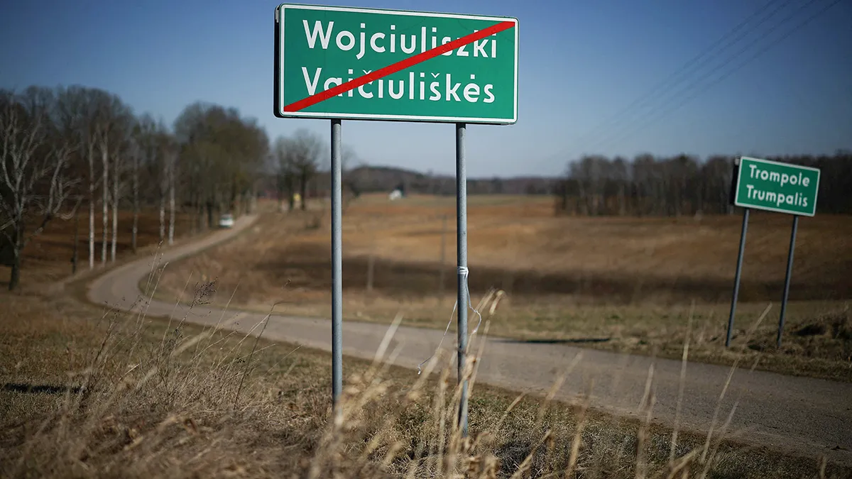 <p>Se ve una señal de tráfico de Wojciuliszki cerca de la frontera entre Polonia y Lituania, en la zona del corredor terrestre de Suwalki Gap, que separa Lituania, Polonia y Rusia, flanqueado por el enclave ruso de Kaliningrado al noroeste y su aliado Bielorrusia al sureste, cerca de Wojciuliszki, Polonia, el 20 de marzo de 2025. Esta franja de tierra tiene una longitud de solo 104 kilómetros (65 millas) y es la única conexión terrestre entre los Estados bálticos y los miembros europeos de la OTAN - REUTERS/ KACPER PEMPEL </p>
