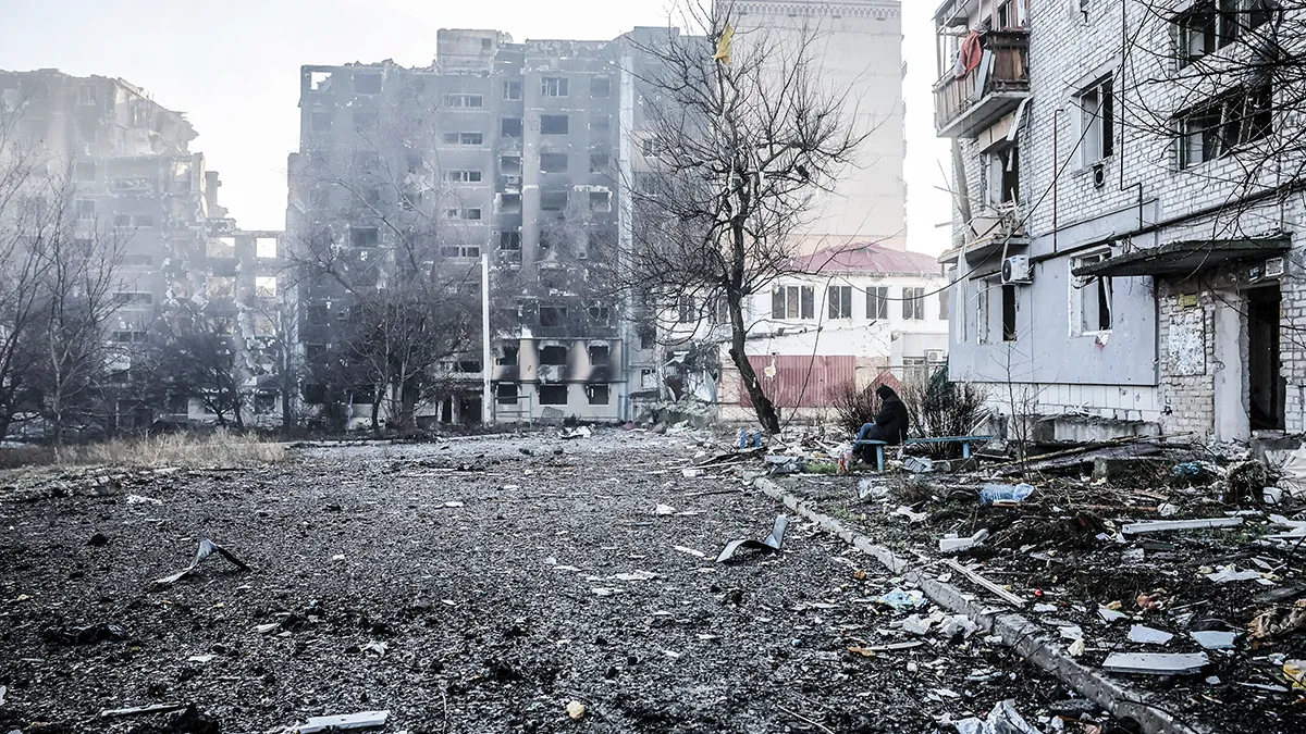 <p>Edificio de apartamentos dañado por un ataque militar ruso, en medio del ataque de Rusia a Ucrania, en la ciudad fronteriza de Kostiantynivka, en la región de Donetsk, Ucrania, el 15 de noviembre de 2025 - PHOTO/ leg Petrasiuk/Servicio de prensa de la 24.ª Brigada Mecanizada Independiente Rey Danylo de las Fuerzas Armadas de Ucrania vía REUTERS </p>
