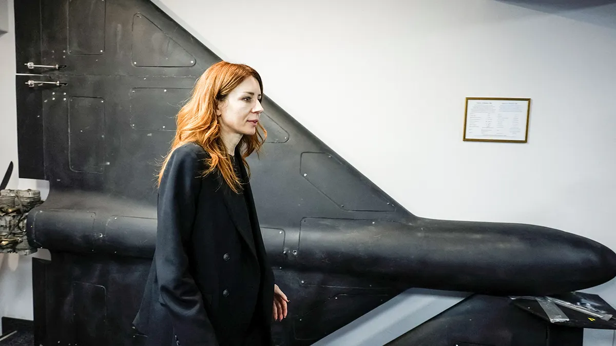 <p>La ministra de Energía de Ucrania, Svitlana Hrynchuk, pasa junto a una exposición del dron kamikaze ruso Geran, una copia del vehículo aéreo no tripulado Shahed-136 de fabricación iraní, el día en que asiste a una rueda de prensa, en medio del ataque de Rusia a Ucrania, en Kiev, Ucrania, el 10 de noviembre de 2025 - REUTERS/ ALINA SMUTKO </p>
