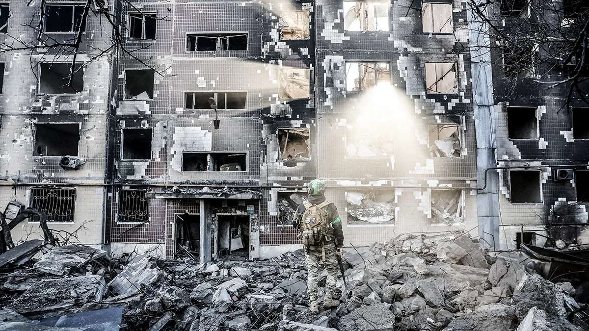 <p>Un militar ucraniano junto a un edificio de apartamentos dañado por un ataque militar ruso, en medio de la ofensiva de Rusia contra Ucrania, en la ciudad de Kostiantynivka, en la región de Donetsk, Ucrania, el 15 de noviembre de 2025 - PHOTO/ Oleg Petrasiuk/Servicio de prensa de la 24.ª Brigada Mecanizada Independiente Rey Danylo de las Fuerzas Armadas de Ucrania vía REUTERS </p>
