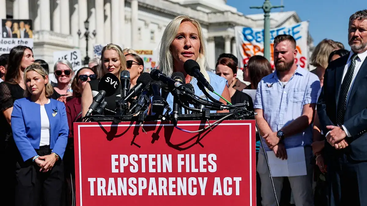 <p>La representante Marjorie Taylor Greene ordena la publicación de los archivos relacionados con las investigaciones sobre Jeffrey Epstein y Ghislaine Maxwell, en el Capitolio, en Washington D. C., Estados Unidos, el 3 de septiembre de 2025 - REUTERS/ JINATHAN ERNST</p>
