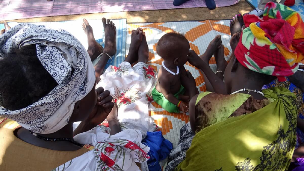 Dos madres y un niño en el campo de refugiados de Kule (Etiopía) - PHOTO/Fundación "la Caixa"