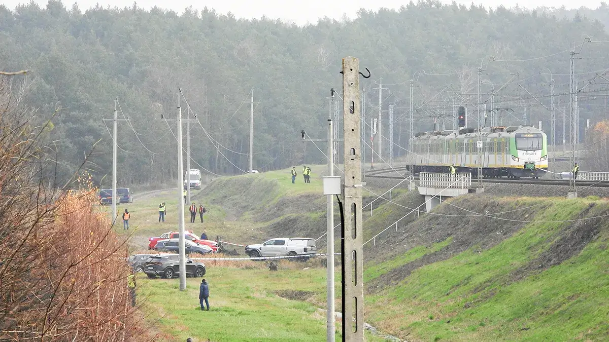 <p>El lugar de la explosión en las vías férreas de la línea Varsovia-Lublin en Mika, Polonia, el 16 de noviembre de 2025 - PHOTO/ Dariusz Borowicz/Agencja Wyborcza.pl vía REUTERS</p>
