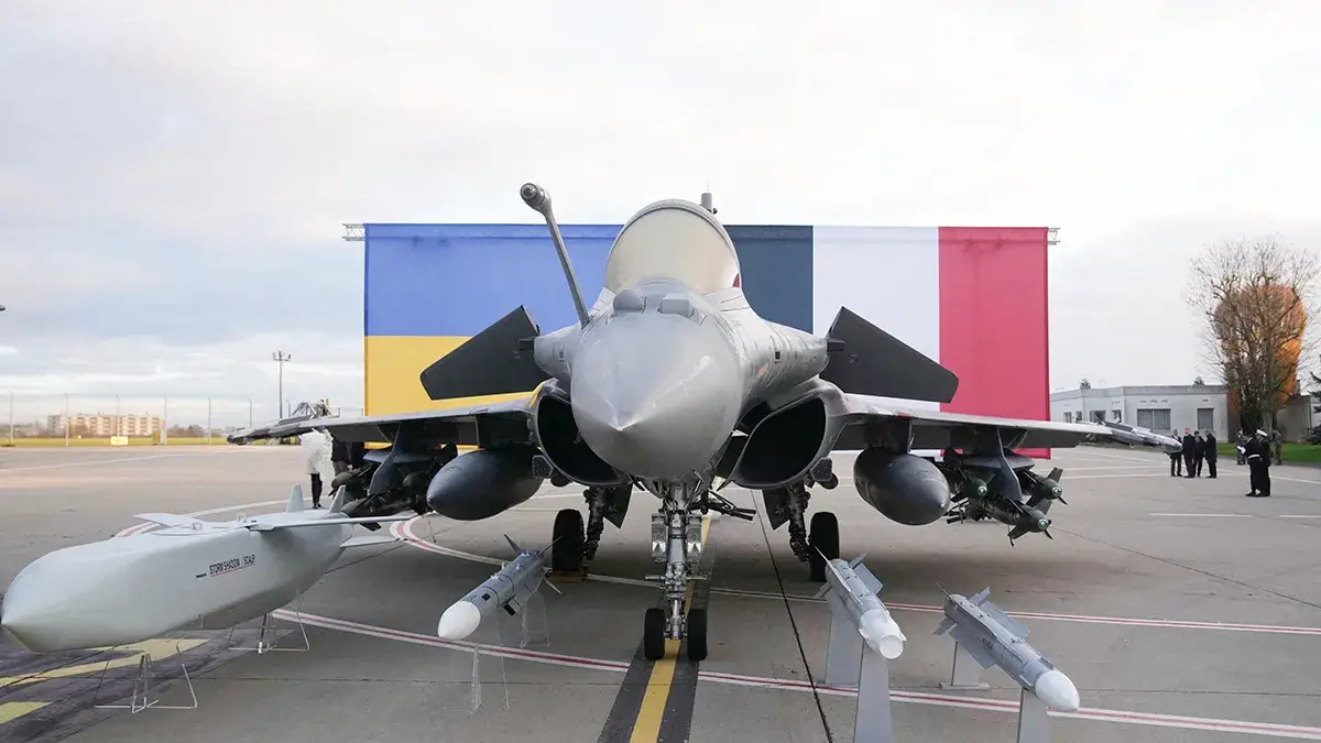 <p>Un caza Rafale en la pista antes de la llegada del presidente ucraniano Volodymyr Zelenskiy el lunes 17 de noviembre de 2025 a la base aérea de Villacoublay, cerca de París - PHOTO/CHRISTOPHE ENA via REUTERS</p>
