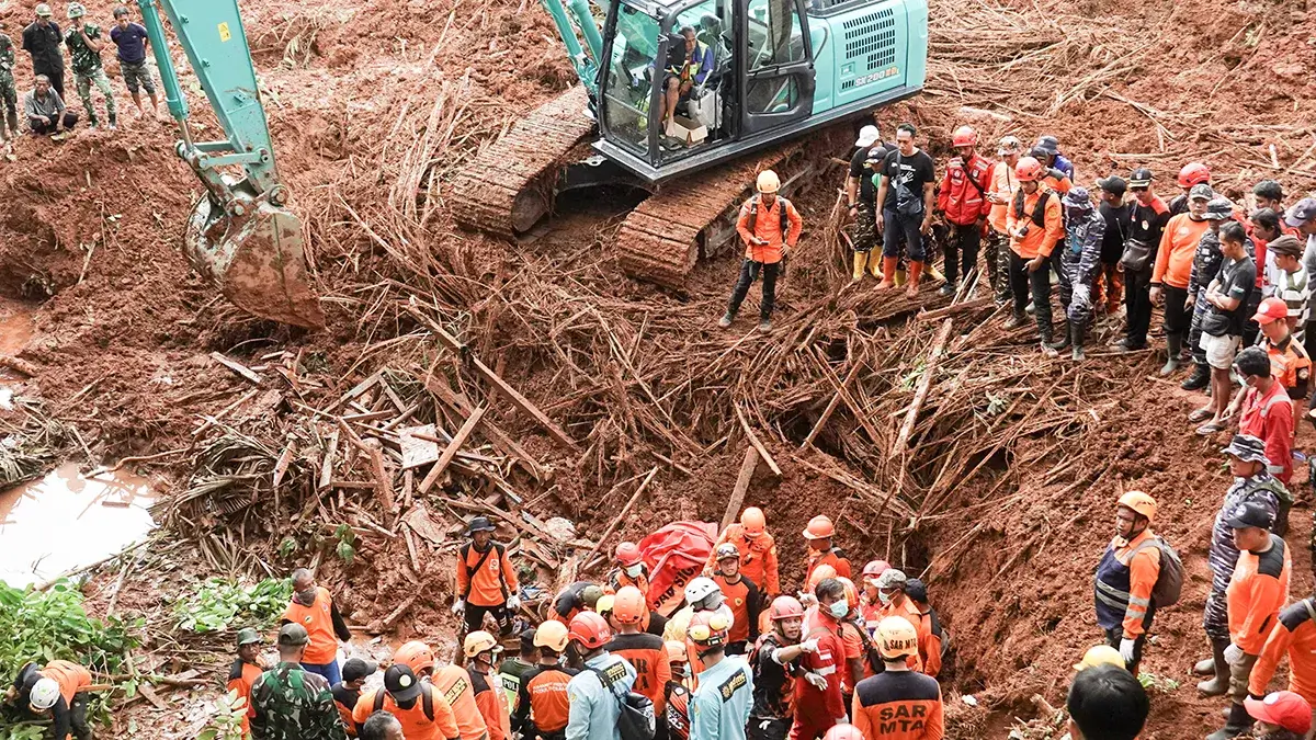 <p>Miembros del equipo de rescate indonesio buscan víctimas en el lugar donde se produjo un deslizamiento de tierra que afectó a la aldea de Cibeunying el 13 de noviembre, en Cilacap, Java, Indonesia, el 15 de noviembre de 2025 - PHOTO/ REUTERS</p>
