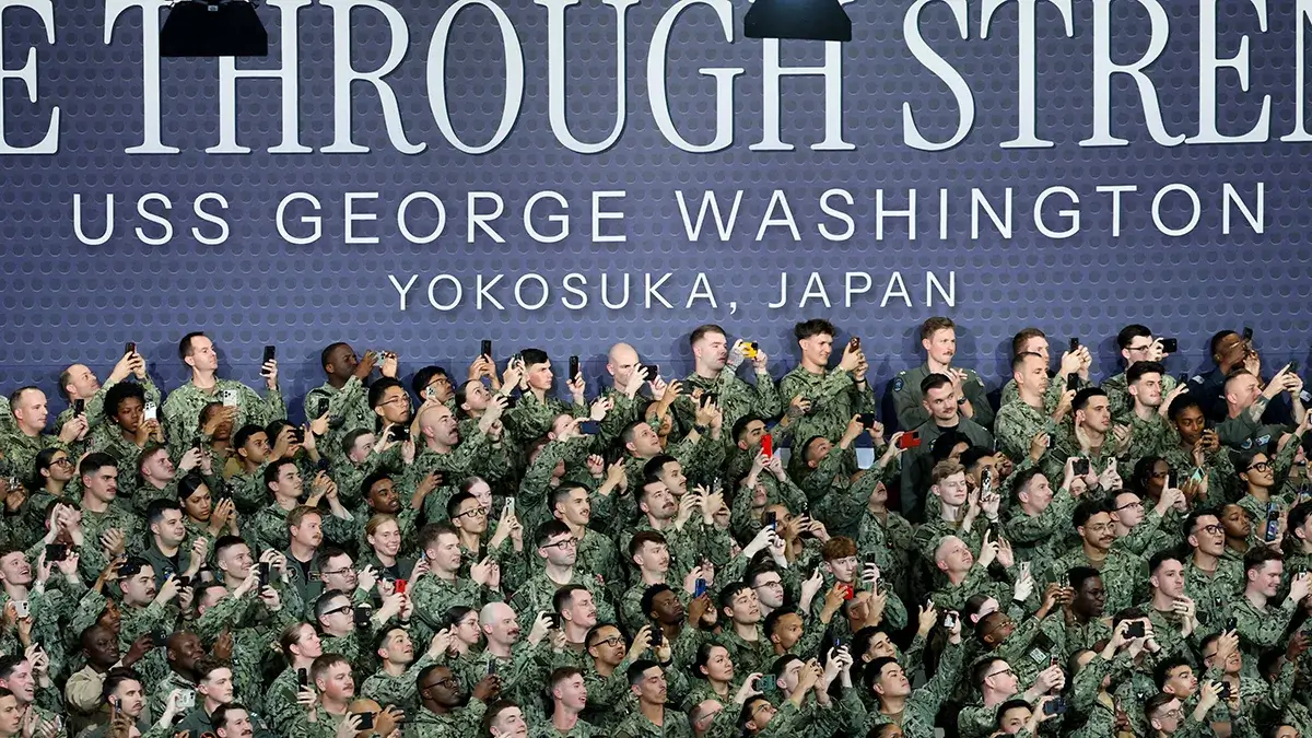 <p>Personal militar toma fotos y graba vídeos de la llegada del presidente estadounidense Donald Trump al portaaviones USS George Washington en la base naval estadounidense de Yokosuka, Japón el 28 de octubre de 2025 - REUTERS/ KIM KYUNG-HOON</p>
