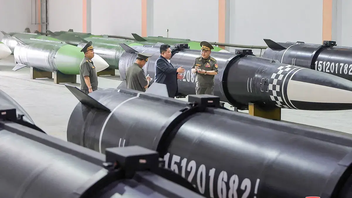 <p>El líder norcoreano Kim Jong Un inspecciona una nueva línea de producción de misiles en una empresa militar en un lugar no revelado, el 1 de septiembre de 2025 - KCNA vía REUTERS</p>

