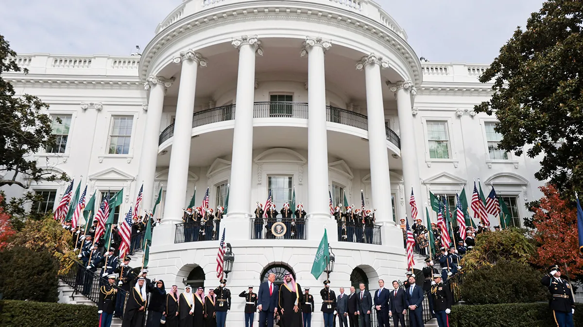 <p>El presidente de los Estados Unidos, Donald Trump, da la bienvenida al príncipe heredero y primer ministro saudí, Mohammed bin Salman, durante una ceremonia de bienvenida celebrada en el Jardín Sur de la Casa Blanca, en Washington D. C., Estados Unidos, el 18 de noviembre de 2025 - REUTERS/KEVIN LAMARQUE</p>

