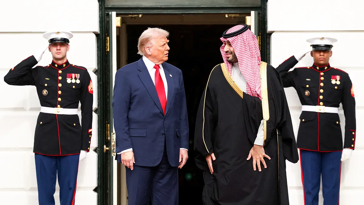 <p>El presidente de los Estados Unidos, Donald Trump, da la bienvenida al príncipe heredero y primer ministro saudí, Mohammed bin Salman, durante una ceremonia de bienvenida celebrada en el jardín sur de la Casa Blanca, en Washington D. C., Estados Unidos, el 18 de noviembre de 2025. - REUTERS/KEVIN LAMARQUE</p>
