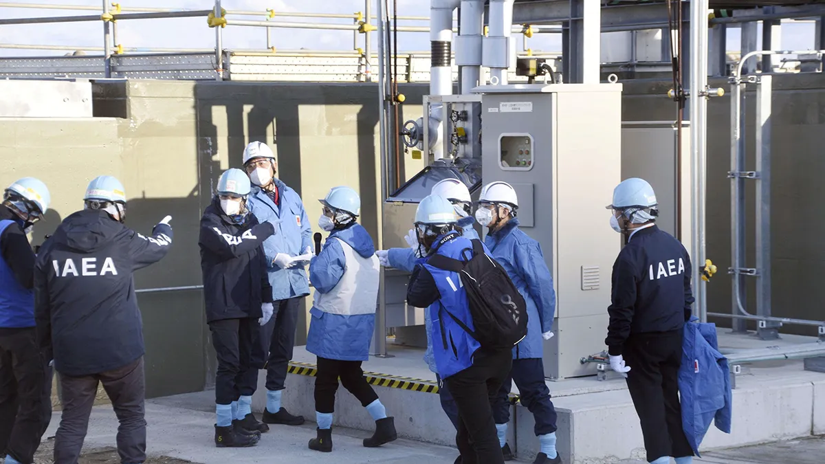 <p>Funcionarios, entre ellos el director general del Organismo Internacional de Energía Atómica (OIEA), Rafael Grossi, inspeccionan las instalaciones la central nuclear de Fukushima Daiichi, en la localidad de Futaba, prefectura de Fukushima (Japón), el 13 de marzo de 2024 - Kyodo/vía REUTERS</p>
