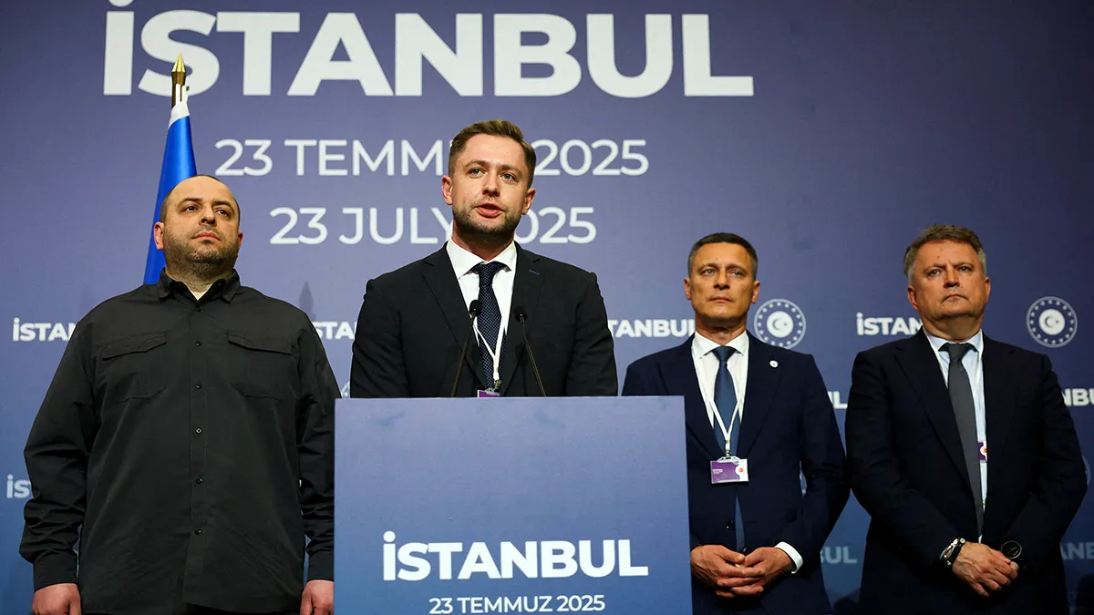 <p>El asesor del jefe de la Oficina del Presidente, Oleksandr Bevz, habla junto al secretario del Consejo de Seguridad Nacional y Defensa de Ucrania, Rustem Umerov, el viceministro primero de Asuntos Exteriores de Ucrania, Sergiy Kyslytsya, en el Palacio de Çırağan, en Estambul (Turquía), el 23 de julio de 2025 - REUTERS/ MURAD SEZE</p>

