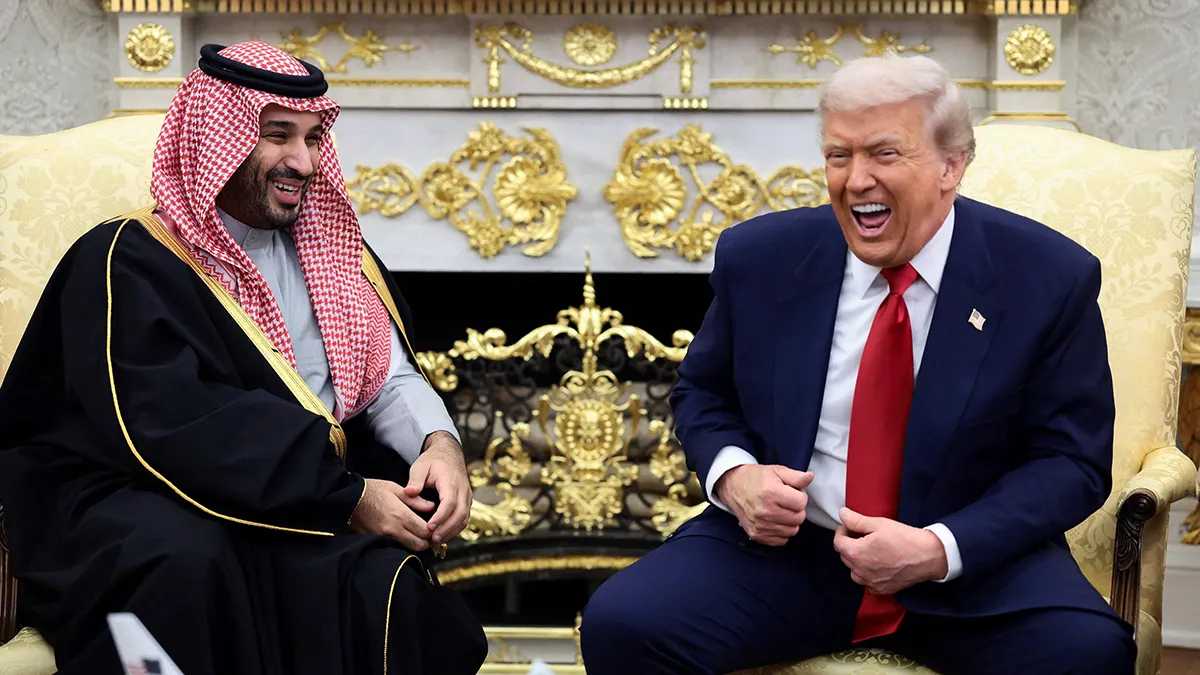 El presidente estadounidense Donald Trump y el príncipe heredero y primer ministro saudí Mohammed bin Salman ríen durante una reunión en el Despacho Oval de la Casa Blanca en Washington D. C., Estados Unidos, el 18 de noviembre de 2025 - REUTERS/ EVELYN HOCKSTEIN
