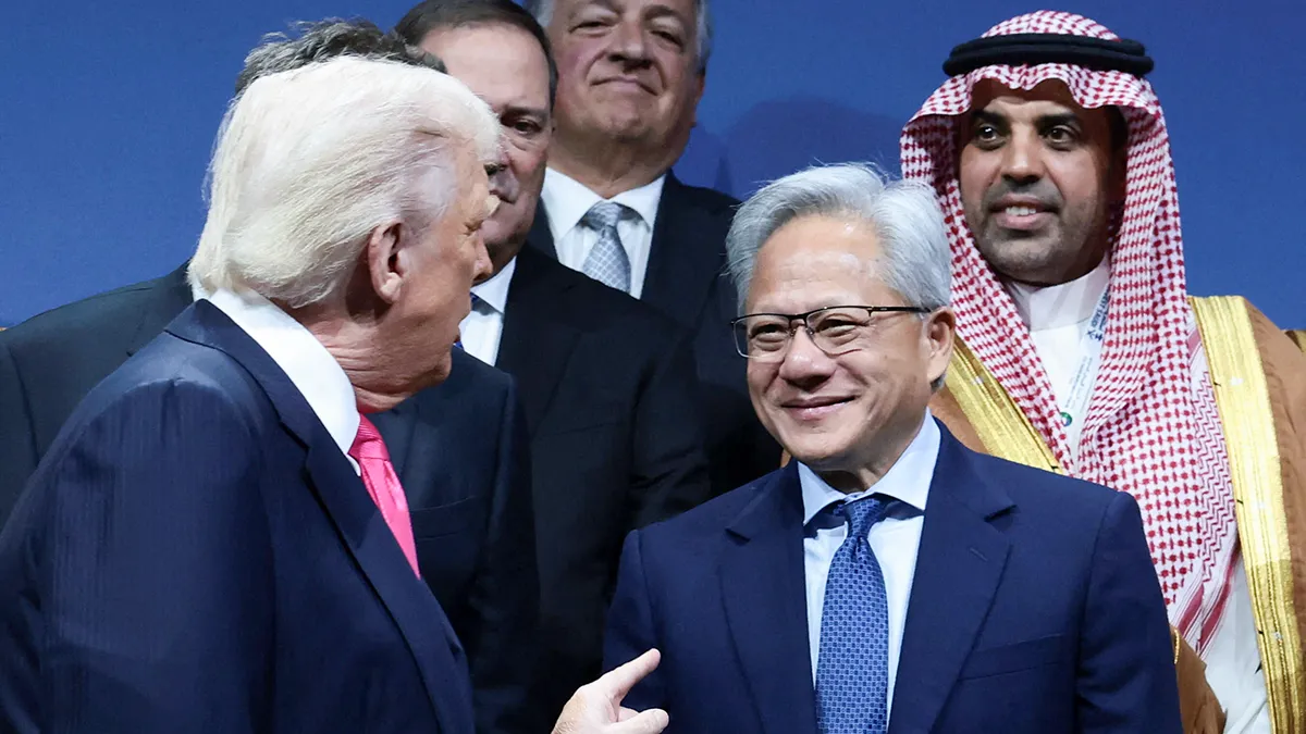 El presidente de los Estados Unidos, Donald Trump, y Jensen Huang, director ejecutivo de Nvidia, interactúan durante el Foro de Inversión Estados Unidos-Arabia Saudita en Washington, D.C., Estados Unidos, el 19 de noviembre de 2025 - REUTERS/ EVELYN HOCKSTEIN