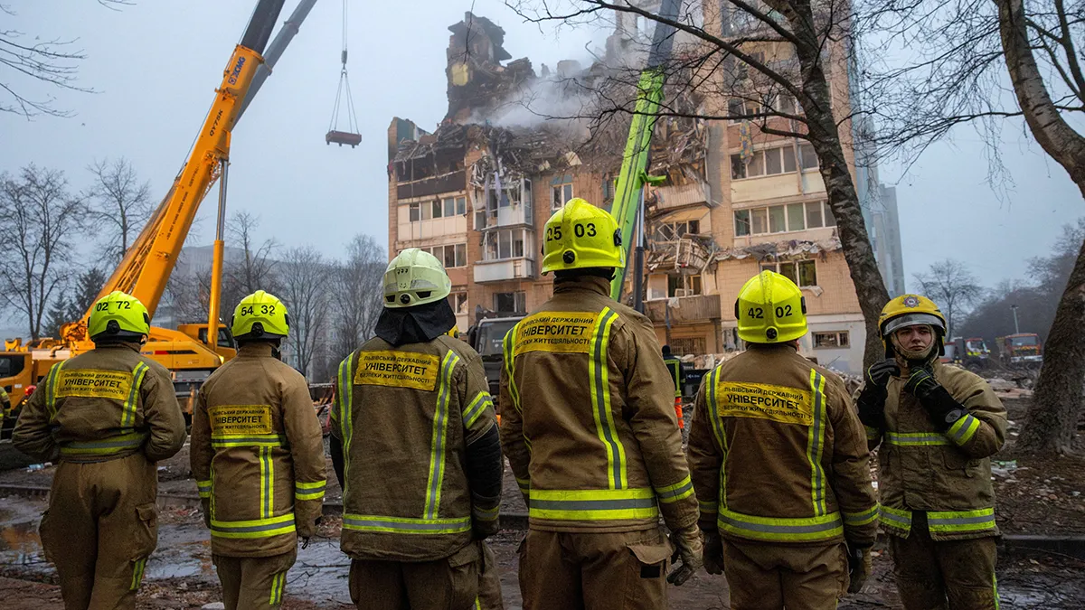 Estudiantes que se preparan para ser bomberos se reúnen, en medio del ataque de Rusia a Ucrania, en Ternopil, Ucrania, el 20 de noviembre de 2025 REUTERS/ THOMAS PETER
