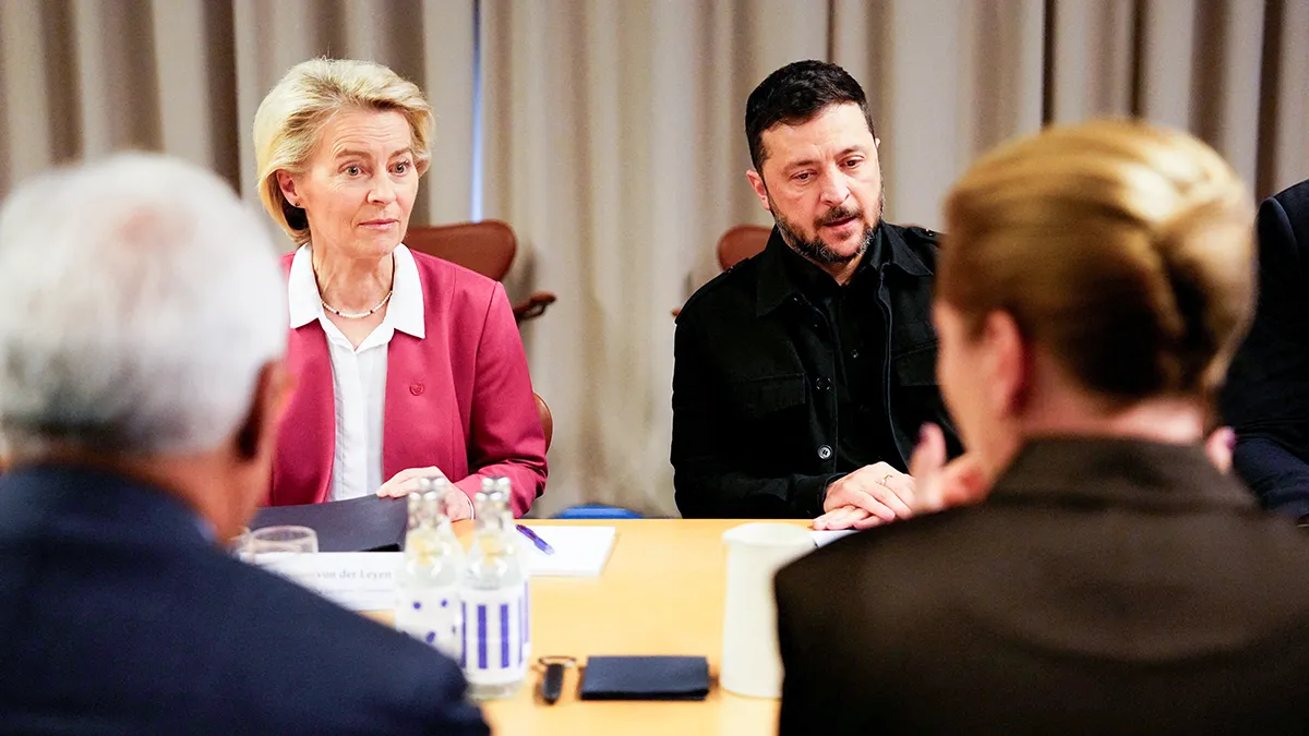 <p>Ursula von der Leyen y Volodymyr Zelensky, se reúnen en el Bella Center de Copenhague, Dinamarca, el 2 de octubre de 2025 - Mads Claus Rasmussen/Ritzau Scanpix/vía REUTERS </p>
