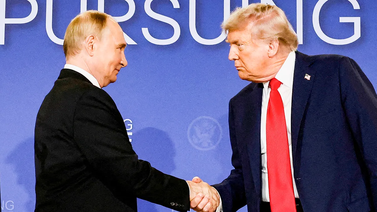 <p>Donald Trump y Vladimir Putin, se dan la mano durante tras su reunión para negociar el fin de la guerra en Ucrania, en la Base Conjunta Elmendorf-Richardson, en Anchorage, Alaska, Estados Unidos, el 15 de agosto de 2025 </p>

<p>REUTERS/ KEVIN LAMARQUE </p>
