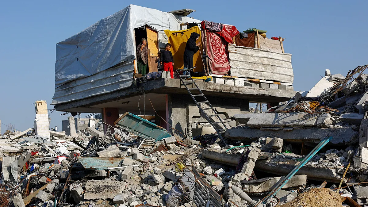 Restos de un edificio entre ruinas, en medio de un alto el fuego entre Israel y Hamás, en el norte de la Franja de Gaza, 19 de noviembre de 2025 - REUTERS/ MAHMOUD ISSA