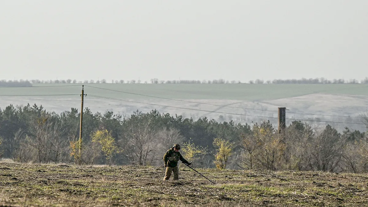 <p>Un zapador de la 808ª Brigada de Apoyo Separada Dnistrovska de las Fuerzas Armadas de Ucrania usa un detector de metales para buscar artefactos explosivos, en la región de Kherson, Ucrania, el 22 de noviembre de 2025 - PHOTO/ REUTERS </p>
