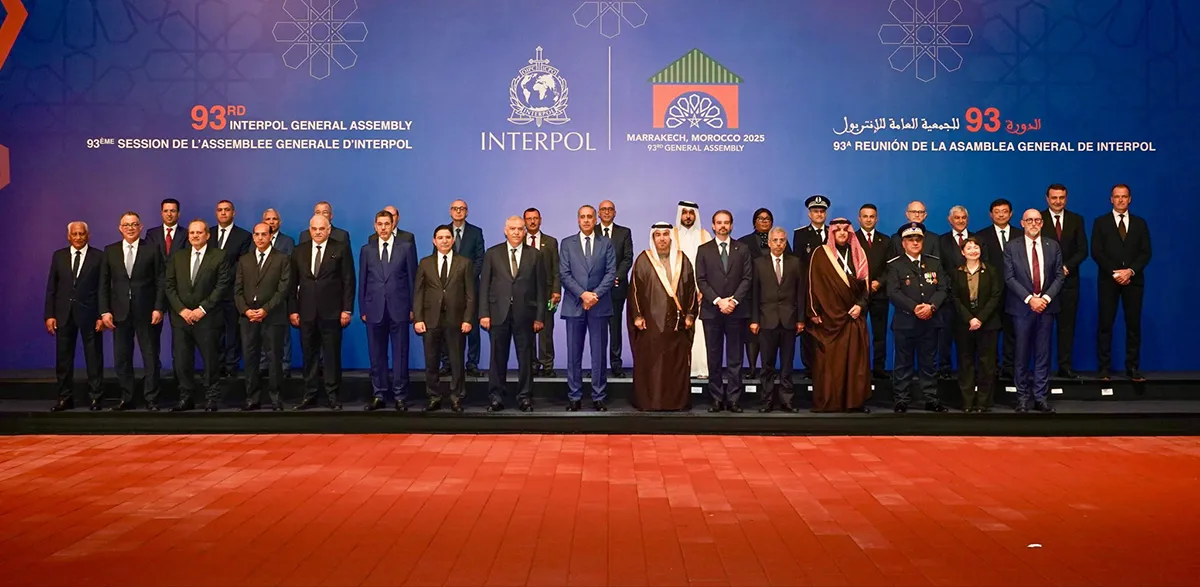 Foto de familia de la 93ª Asamblea General de INTERPOL celebrada en Marrakech, Marruecos, con Abdellatif Hammouchi, director general de Seguridad Nacional y Vigilancia Territorial (DGSN-DGST), junto a Ahmed Naser Al-Raisi, presidente de INTERPOL, y Valdecy Urquiza, secretario general de la organización - PHOTO/INTERPOL