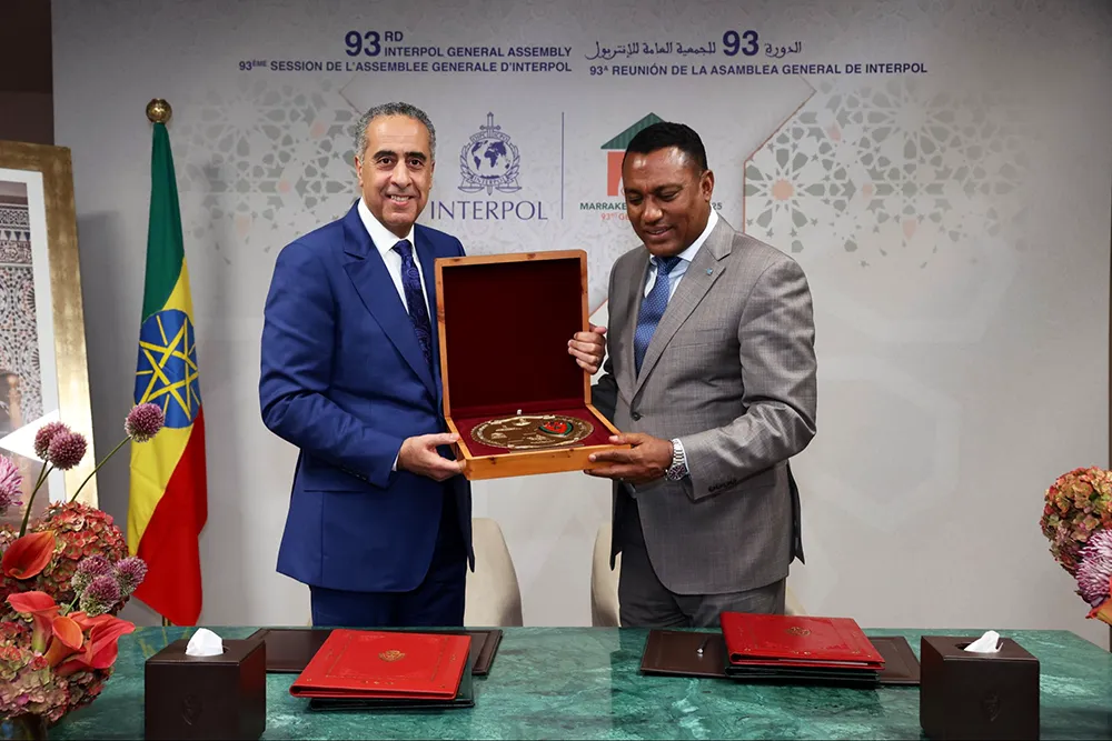 El director general de Seguridad Nacional y Vigilancia Territorial, Abdellatif Hammouchi, y el Comisario General de la Policía Federal de Etiopía tras la firma de los MoU en el marco de la 93ª Asamblea General de INTERPOL celebrada en Marrakech, Marruecos del 24 al 27 de noviembre - PHOTO/DGSN_MAROC