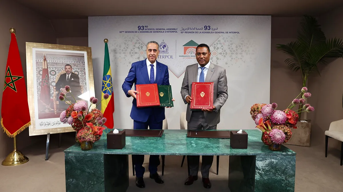 El director general de Seguridad Nacional y Vigilancia Territorial, Abdellatif Hammouchi, y el Comisario General de la Policía Federal de Etiopía tras la firma de los MoU en el marco de la 93ª Asamblea General de INTERPOL celebrada en Marrakech, Marruecos del 24 al 27 de noviembre - PHOTO/DGSN_MAROC