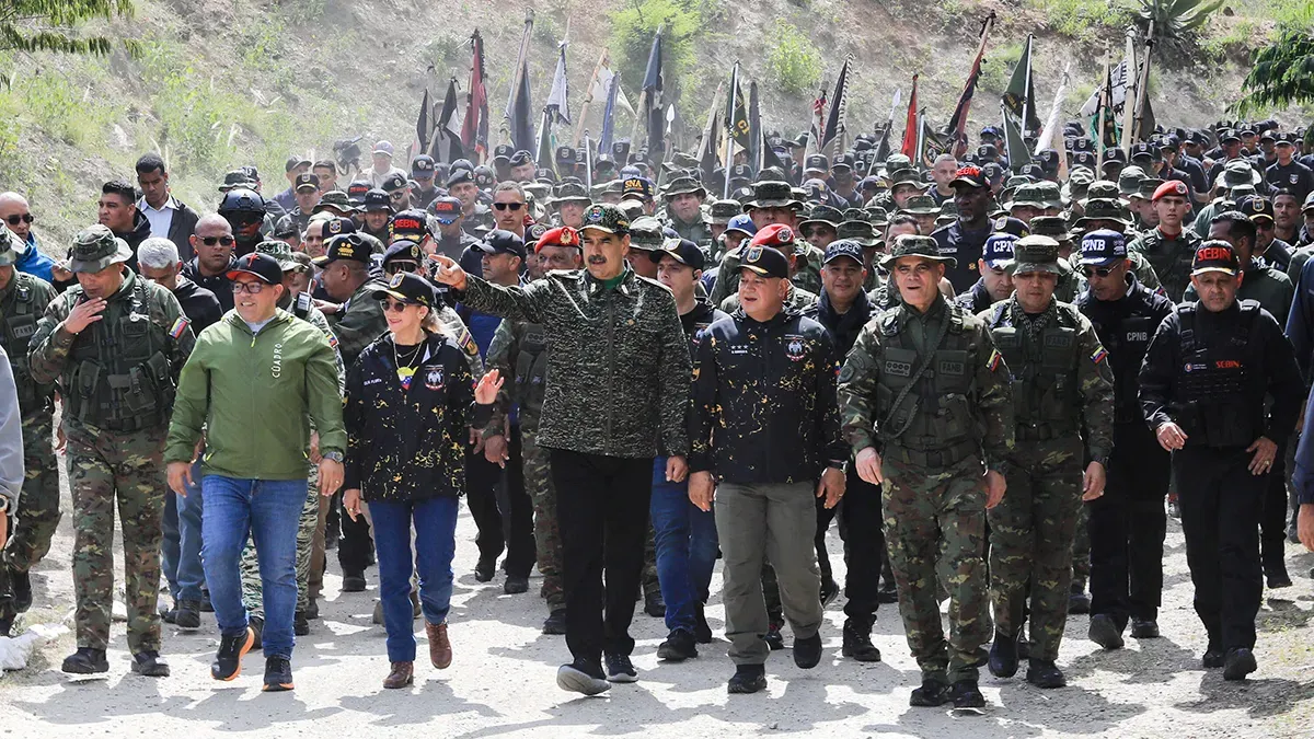 <p>El presidente de Venezuela, Nicolás Maduro, su esposa Cilia Flores, el ministro del Interior de Venezuela, Diosdado Cabello, y el ministro de Defensa de Venezuela, Vladimir Padrino López, asisten a la ceremonia de clausura del segundo Curso Revolucionario de Operaciones Especiales (COER), celebrado en el Grupo de Acción de Comando de la Guardia Nacional Bolivariana - Palacio de Miraflores vía REUTERS </p>
