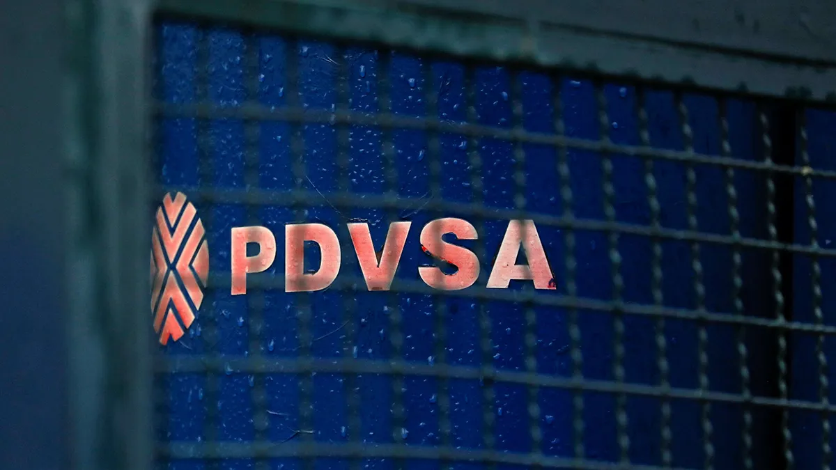 <p>El logotipo de la petrolera estatal venezolana PDVSA se ve en la sede de PDVSA, en Caracas, Venezuela, el 14 de mayo de 2025 - REUTERS/ LEONARDO FERNÁNDEZ </p>
