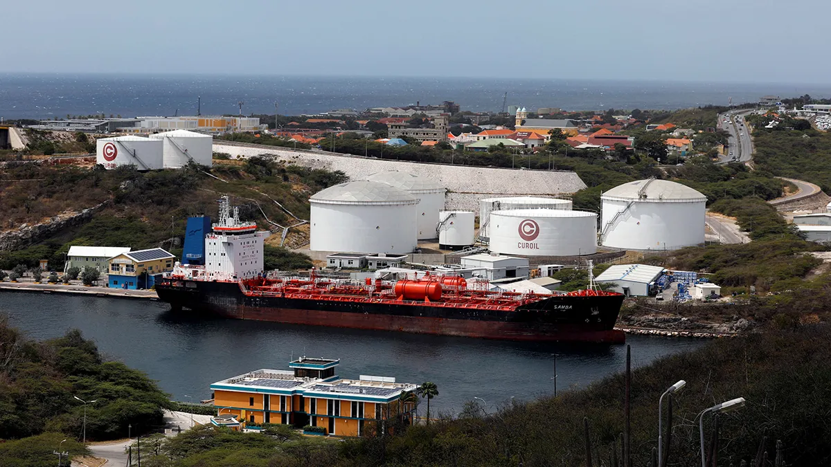 <p>Un petrolero de petróleo crudo está atracado en la terminal PDVSA de la refinería de Petróleo Isla en Willemstad, en la isla de Curazao - REUTERS/ HENRY ROMERO </p>
