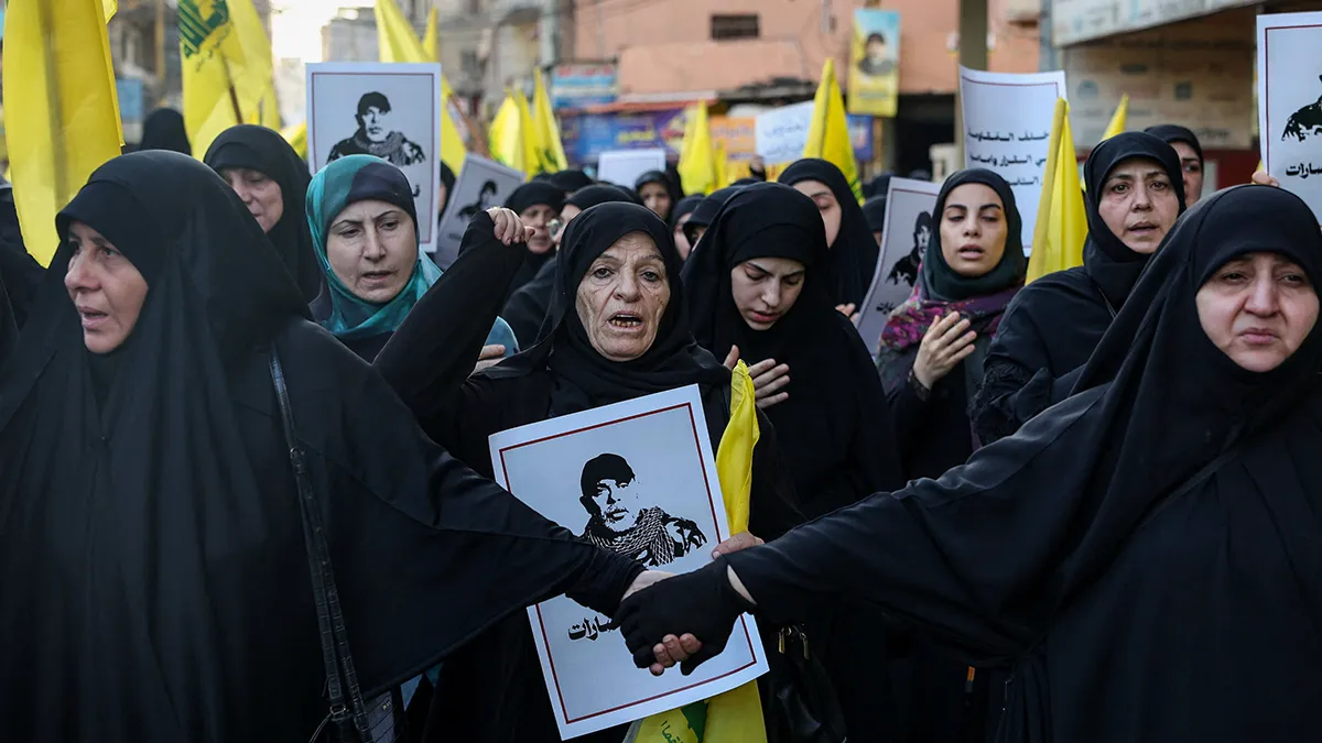 La gente se reúne para asistir al funeral del máximo responsable militar de Hezbolá, Haytham Ali Tabtabai, y de otras personas que murieron en un ataque aéreo israelí el domingo, en los suburbios del sur de Beirut, Líbano, el 24 de noviembre de 2025 - REUTERS/ MOHAMED AZAKI