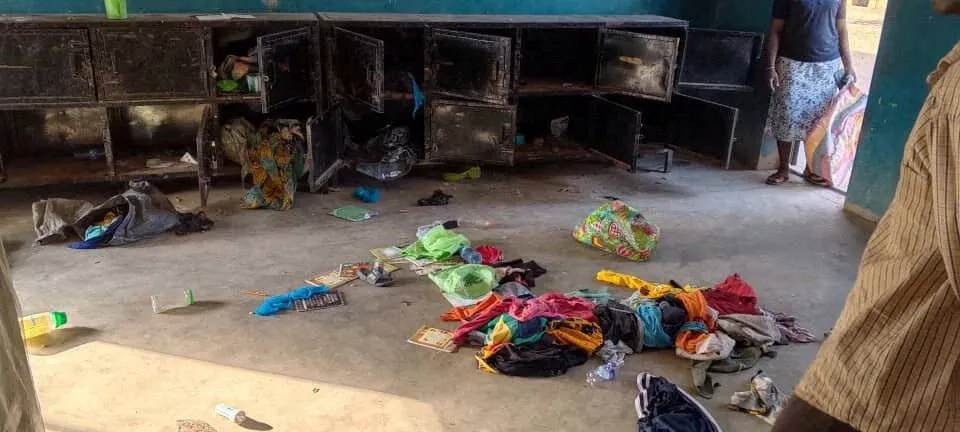 <p>Pertenencias y ropa abandonadas en la escuela St. Marys, en Papiri, estado de Níger, Nigeria, en una imagen sin fecha obtenida por Reuters el 23 de noviembre de 2025 - Departamento de Comunicaciones Sociales/Diócesis Católica de Kontagora Vía REUTERS</p>
