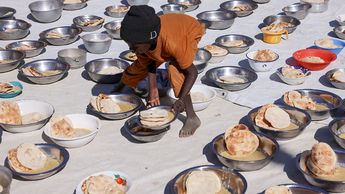 <p>Una niña refugiada sudanesa de Al-Fashir, desplazada por los continuos enfrentamientos entre las Fuerzas de Apoyo Rápido (RSF) paramilitares y el ejército sudanés, en el campo de tránsito de Tine, en el este de Chad, el 23 de noviembre de 2025 - REUTERS/ AMR ABDALLAH </p>

