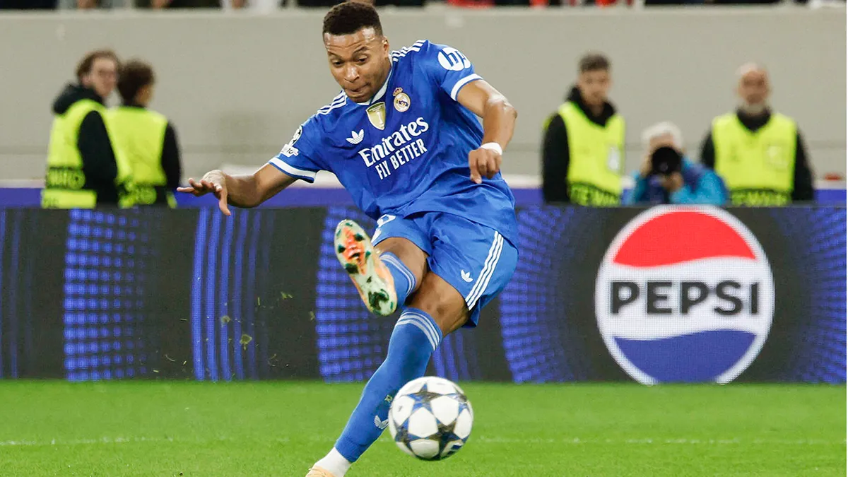 <p>Kylian Mbappé, del Real Madrid, marca el tercer gol y completa un hat-trick - REUTERS/ LOUIZA VRADI </p>
