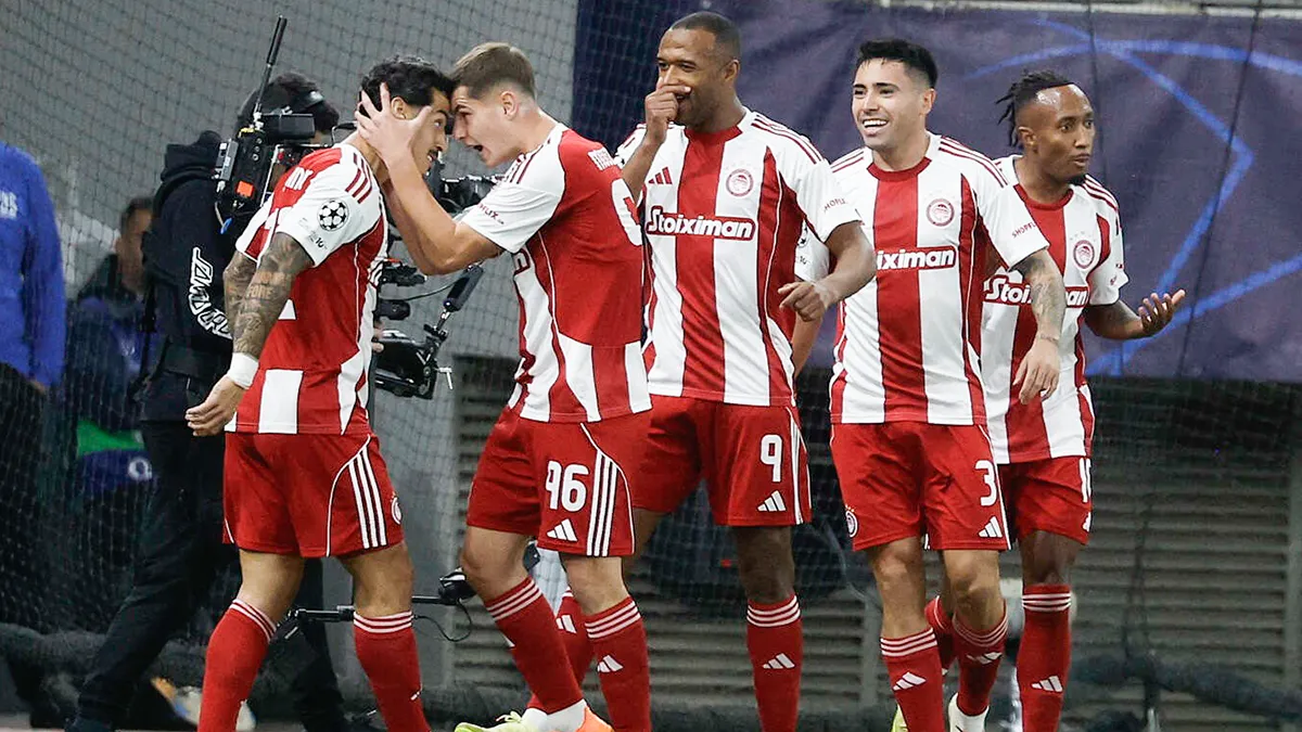 <p>Chiquinho celebra el primer gol con Christos Mouzakitis - REUTERS/ LOUIZA VRADI </p>
