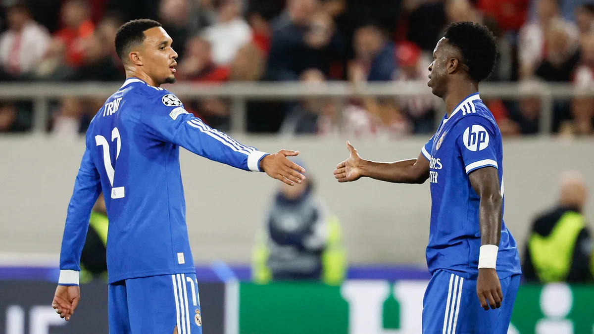 <p>Vinicius Junior, del Real Madrid, celebra con Trent Alexander-Arnold tras marcar un gol que posteriormente fue anulado - REUTERS/ LOUIZA VRADI </p>
