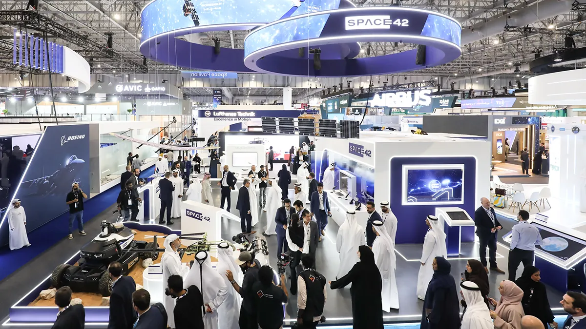 <p>La compañía estatal emiratí Space42 ha firmado un acuerdo con Hisdesat para estrechar la colaboración entre ambas en el ámbito de las comunicaciones seguras vía satélite y la observación de la Tierra - PHOTO/DubaiAirshowStudioTcb</p>
