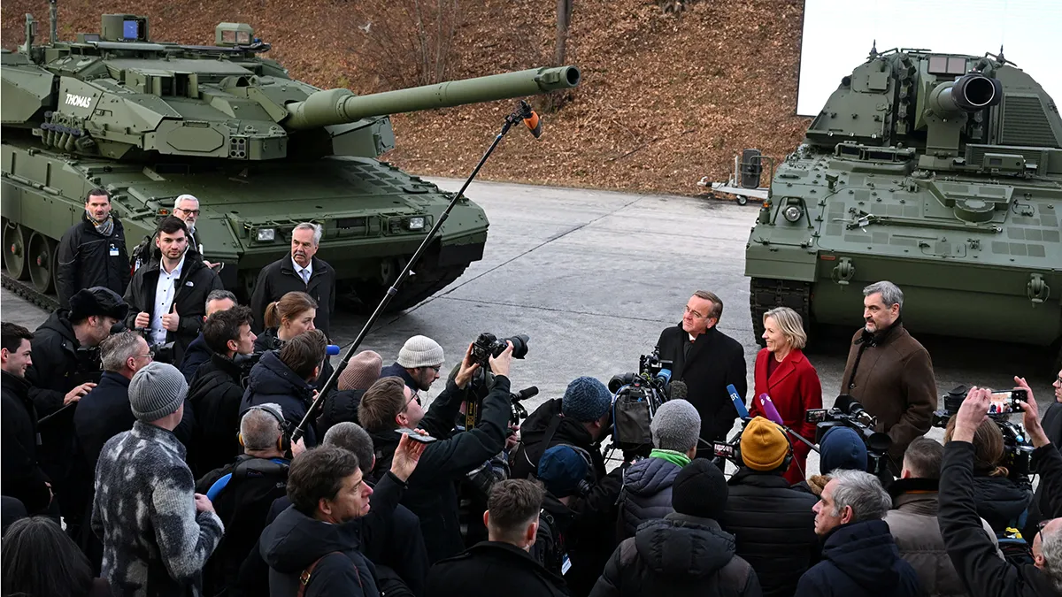 El ministro de Defensa alemán, Boris Pistorius, en la presentación del nuevo tanque Leopard 2A8 y del nuevo obús móvil PZH 2000 en KNDS, en Múnich, el 19 de noviembre de 2025 - REUTERS/ ANGELIKA WARMUTH