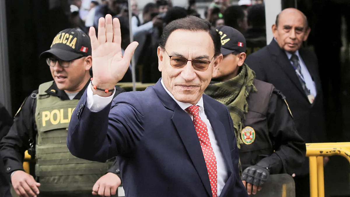 El expresidente peruano Martín Vizcarra saluda al llegar al tribunal para conocer la sentencia en los casos de corrupción, en Lima, Perú, el 26 de noviembre de 2025 REUTERS/ GERARDO MARÍN