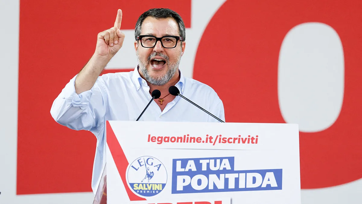 El viceprimer ministro italiano y líder del partido Liga, Matteo Salvini, habla en el escenario durante el mitin anual del partido Liga en Pontida, Italia, el 21 de septiembre de 2025 - REUTERS/ REMO CASALLI