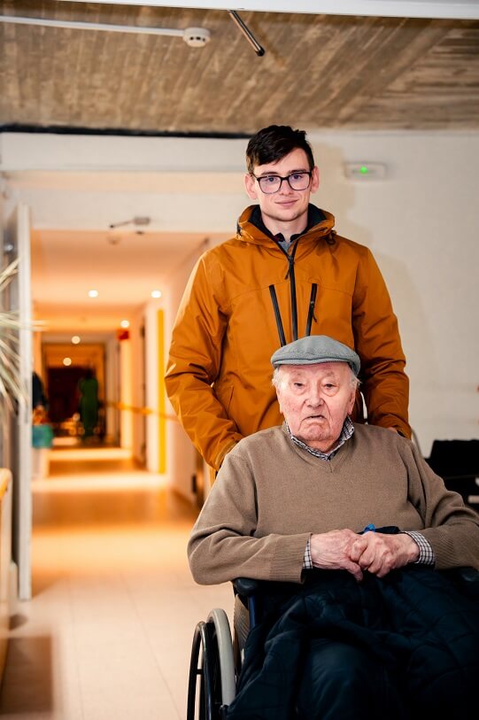 Daniel García, voluntario, con Luciano, que vive en la residencia de personas mayores de Ávila. © Fundación ”la Caixa”