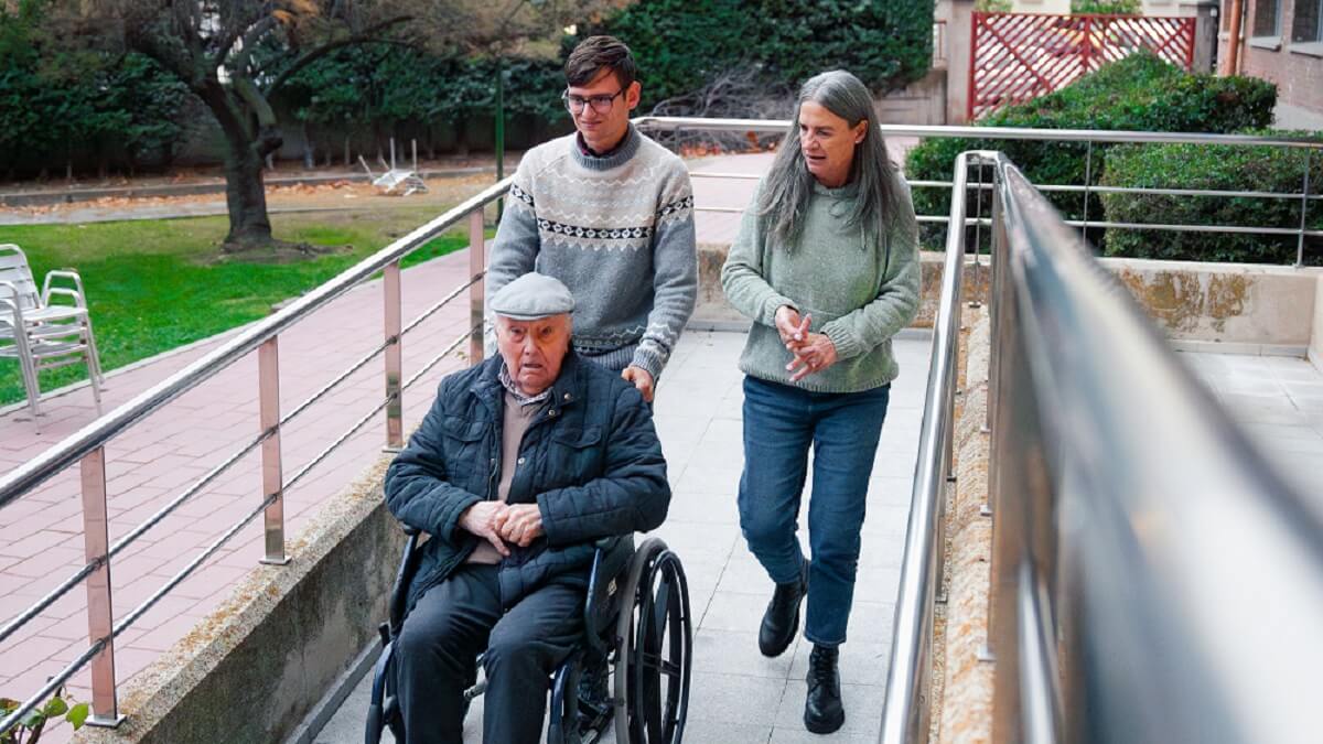 Yolanda Susan acompaña a Daniel García y Luciano a pasear. © Fundación ”la Caixa”