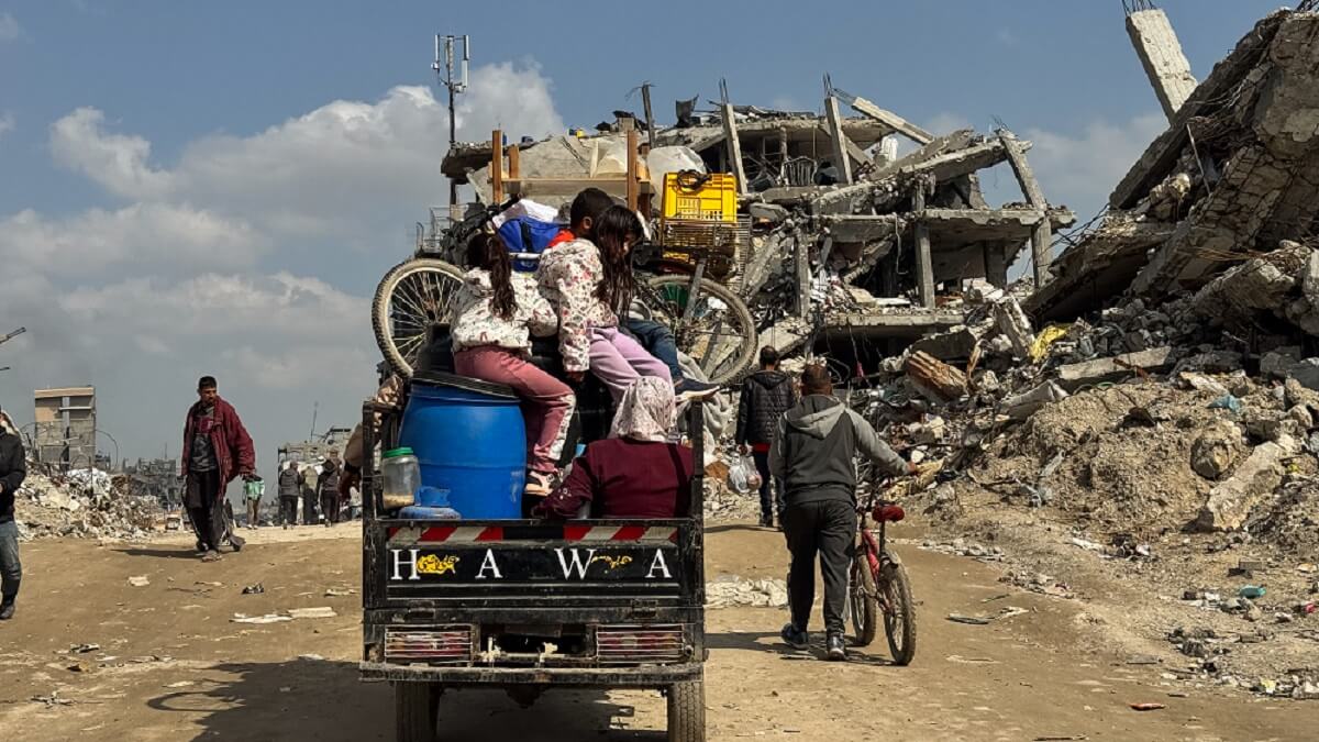 <p>Una familia palestina desplazada regresa en camioneta a Beit Lahia, en el norte de la Franja de Gaza - Gaza © Nour Alsaqqa/MSF<br />
 </p>
