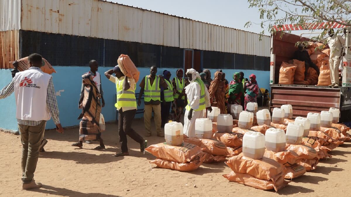 <p>Durante la distribución selectiva de alimentos en Darfur Sur, los niños inscritos en el programa ambulatorio de nutrición de MSF recibían alimentos para cubrir sus necesidades y las de su familia durante dos meses - <strong>Sudán © Abdoalsalam Abdallah/MSF</strong><br />
 </p>
