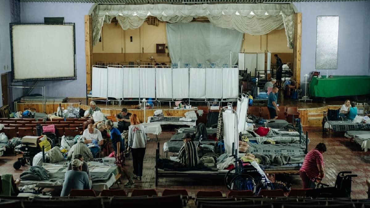 <p>En octubre de 2025, una clínica móvil de MSF acudía dos veces por semana a este centro de tránsito para personas desplazadas por los combates en la región de Dnipropetrovsk - Ucrania © Yuliia Trofimova/MSF<br />
 </p>
