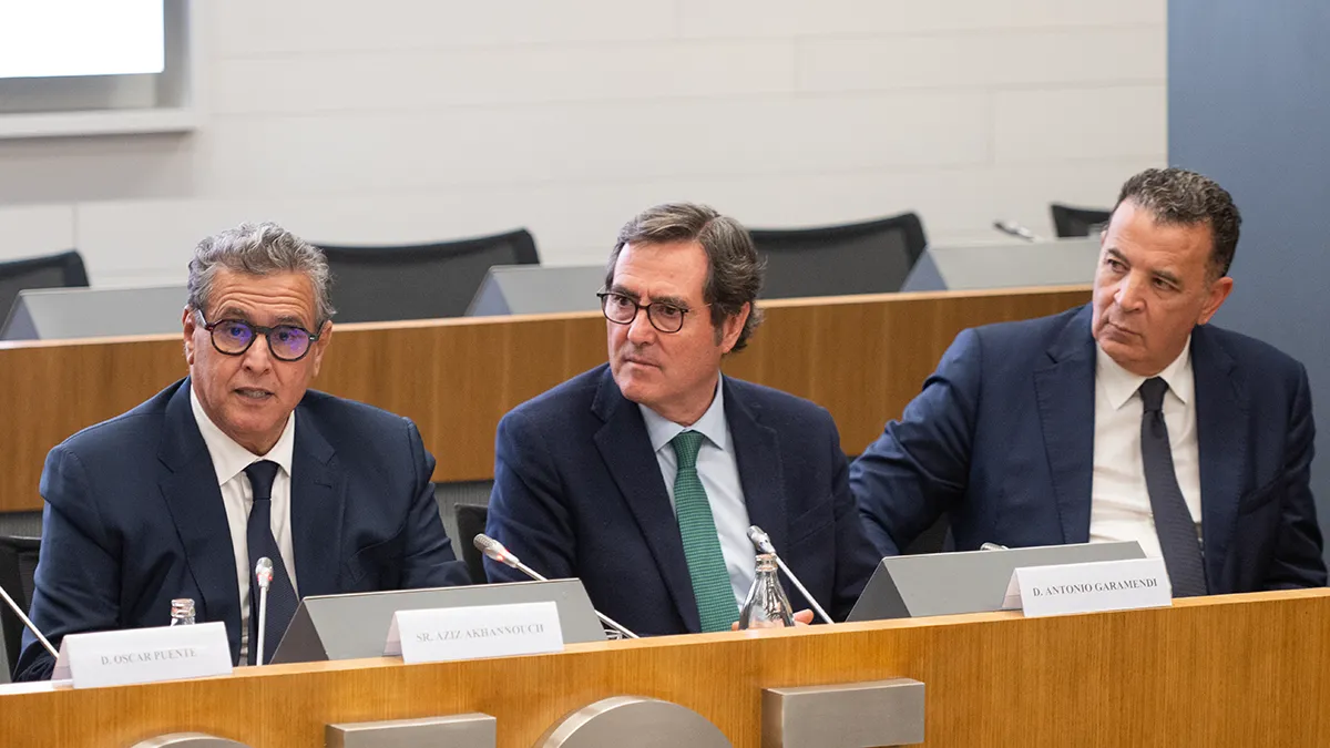 El jefe de Gobierno de Marruecos, Aziz Akhannouch (izqda.), durante su intervención, junto a Antonio Garamendi, presidente de CEOE (centro) y Chakib Alj, presidente de CGEM (dcha.) - PHOTO/GUILLERMO LÓPEZ